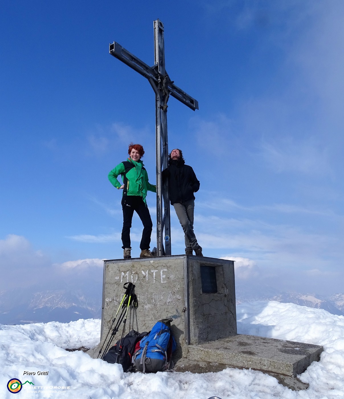 58 Sulla croce di vetta del Monte Venturosa (2000 m).JPG